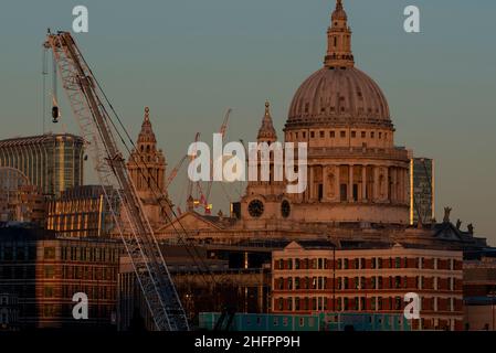 Londres, Royaume-Uni.17 janvier 2022.Météo au Royaume-Uni – la première pleine lune de l'année s'élève au-dessus de la cathédrale Saint-Paul dans la ville de Londres.La pleine lune de janvier est connue sous le nom de Wolf Moon, ainsi appelé selon le Old Farmer's Almanac, comme étant le temps de l'année où les loups sont plus bruyants avant leur saison de reproduction de février.Credit: Stephen Chung / Alamy Live News Banque D'Images