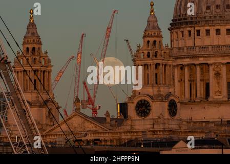 Londres, Royaume-Uni.17 janvier 2022.Météo au Royaume-Uni – la première pleine lune de l'année s'élève au-dessus de la cathédrale Saint-Paul dans la ville de Londres.La pleine lune de janvier est connue sous le nom de Wolf Moon, ainsi appelé selon le Old Farmer's Almanac, comme étant le temps de l'année où les loups sont plus bruyants avant leur saison de reproduction de février.Credit: Stephen Chung / Alamy Live News Banque D'Images