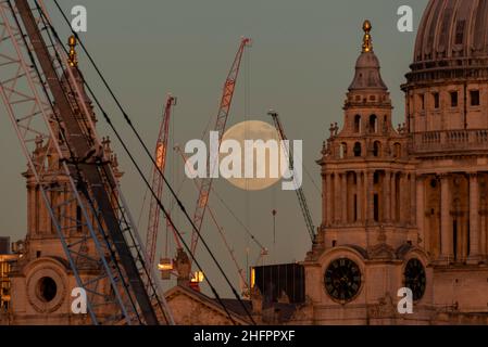 Londres, Royaume-Uni.17 janvier 2022.Météo au Royaume-Uni – la première pleine lune de l'année s'élève au-dessus de la cathédrale Saint-Paul dans la ville de Londres.La pleine lune de janvier est connue sous le nom de Wolf Moon, ainsi appelé selon le Old Farmer's Almanac, comme étant le temps de l'année où les loups sont plus bruyants avant leur saison de reproduction de février.Credit: Stephen Chung / Alamy Live News Banque D'Images