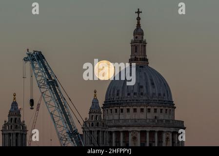 Londres, Royaume-Uni.17 janvier 2022.Météo au Royaume-Uni – la première pleine lune de l'année s'élève au-dessus de la cathédrale Saint-Paul dans la ville de Londres.La pleine lune de janvier est connue sous le nom de Wolf Moon, ainsi appelé selon le Old Farmer's Almanac, comme étant le temps de l'année où les loups sont plus bruyants avant leur saison de reproduction de février.Credit: Stephen Chung / Alamy Live News Banque D'Images