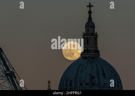 Londres, Royaume-Uni.17 janvier 2022.Météo au Royaume-Uni – la première pleine lune de l'année s'élève au-dessus de la cathédrale Saint-Paul dans la ville de Londres.La pleine lune de janvier est connue sous le nom de Wolf Moon, ainsi appelé selon le Old Farmer's Almanac, comme étant le temps de l'année où les loups sont plus bruyants avant leur saison de reproduction de février.Credit: Stephen Chung / Alamy Live News Banque D'Images