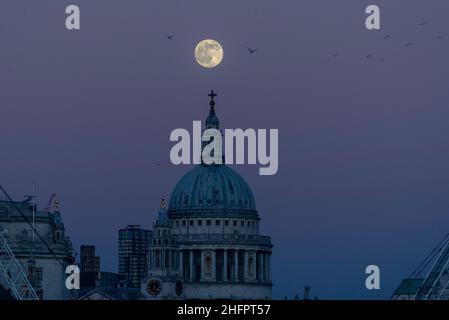 Londres, Royaume-Uni.17 janvier 2022.Météo au Royaume-Uni – la première pleine lune de l'année s'élève au-dessus de la cathédrale Saint-Paul dans la ville de Londres.La pleine lune de janvier est connue sous le nom de Wolf Moon, ainsi appelé selon le Old Farmer's Almanac, comme étant le temps de l'année où les loups sont plus bruyants avant leur saison de reproduction de février.Credit: Stephen Chung / Alamy Live News Banque D'Images