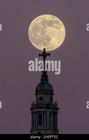 Londres, Royaume-Uni.17 janvier 2022.Météo au Royaume-Uni – la première pleine lune de l'année s'élève au-dessus de la cathédrale Saint-Paul dans la ville de Londres.La pleine lune de janvier est connue sous le nom de Wolf Moon, ainsi appelé selon le Old Farmer's Almanac, comme étant le temps de l'année où les loups sont plus bruyants avant leur saison de reproduction de février.Credit: Stephen Chung / Alamy Live News Banque D'Images