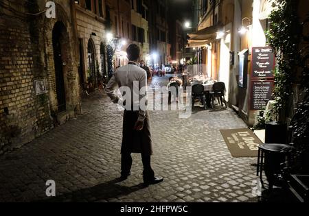 Mauro Scrobogna /Lapresse 23 octobre 2020 et#xA0; Rome, Italie Actualités la veille du verrouillage de nuit dans la photo : rues semi-désertes et lieux de rencontre dans une Rome se préparant au verrouillage de nuit Banque D'Images