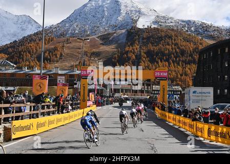 Massimo Paolone/Lapresse 24 octobre 2020 Italie Sport Cycling Giro d'Italia 2020 - 103th Edition - Stage 20 - de Alba à Sestriere dans le pic: Pendant la course Banque D'Images