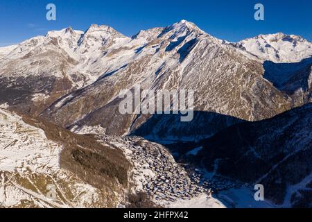 Vue aérienne du village Saas-Fee et de la station de ski du canton du Valais dans les alpes, par une belle journée d'hiver en Suisse Banque D'Images