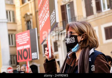 Mauro Scrobogna /Lapresse 27 octobre 2020 et#xA0; Rome, Italie nouvelles coronavirus, manifestations contre les décrets d'urgence sanitaire sur la photo: Les travailleurs du secteur des foires et des conférences protestent contre les récentes dispositions du DPCM Banque D'Images