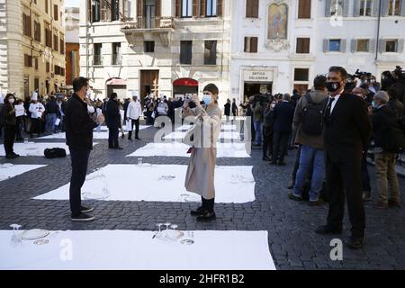 Cecilia Fabiano/Lapresse 28 octobre 2020 Roma (Italie) Actualités les travailleurs du secteur de la restauration protestent contre les nouvelles restrictions Covid-19 dans le pic : la manifestation devant le Panthéon Banque D'Images