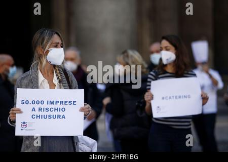 Cecilia Fabiano/Lapresse 28 octobre 2020 Roma (Italie) Actualités : les travailleurs du secteur de la restauration protestent contre les nouvelles restrictions Covid-19 dans le pic : la manifestation devant le Panthéon Banque D'Images