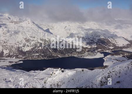 Vue imprenable sur le lac Silvaplana dans la vallée de l'Engadine depuis le Piz Corvatsch dans les alpes dans le canton des Grisons en Suisse Banque D'Images