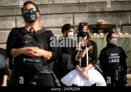 Mauro Scrobogna /Lapresse 27 octobre 2020 et#xA0; Rome, Italie News coronavirus, manifestations contre les décrets d'urgence sanitaire sur la photo: Des travailleurs du secteur des écoles de danse protestent contre les dispositions récentes du DPCM Banque D'Images