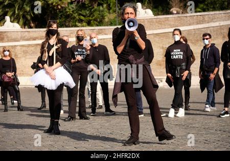 Mauro Scrobogna /Lapresse 27 octobre 2020 et#xA0; Rome, Italie News coronavirus, manifestations contre les décrets d'urgence sanitaire sur la photo: Des travailleurs du secteur des écoles de danse protestent contre les dispositions récentes du DPCM Banque D'Images