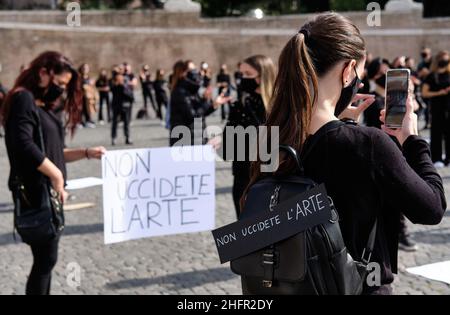 Mauro Scrobogna /Lapresse 27 octobre 2020 et#xA0; Rome, Italie News coronavirus, manifestations contre les décrets d'urgence sanitaire sur la photo: Des travailleurs du secteur des écoles de danse protestent contre les dispositions récentes du DPCM Banque D'Images