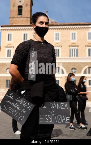 Mauro Scrobogna /Lapresse 27 octobre 2020 et#xA0; Rome, Italie News coronavirus, manifestations contre les décrets d'urgence sanitaire sur la photo: Des travailleurs du secteur des écoles de danse protestent contre les dispositions récentes du DPCM Banque D'Images