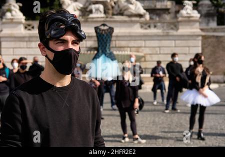 Mauro Scrobogna /Lapresse 27 octobre 2020 et#xA0; Rome, Italie News coronavirus, manifestations contre les décrets d'urgence sanitaire sur la photo: Des travailleurs du secteur des écoles de danse protestent contre les dispositions récentes du DPCM Banque D'Images