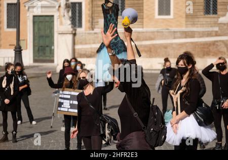 Mauro Scrobogna /Lapresse 27 octobre 2020 et#xA0; Rome, Italie News coronavirus, manifestations contre les décrets d'urgence sanitaire sur la photo: Des travailleurs du secteur des écoles de danse protestent contre les dispositions récentes du DPCM Banque D'Images