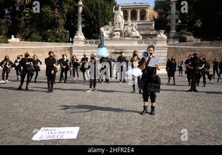 Mauro Scrobogna /Lapresse 27 octobre 2020 et#xA0; Rome, Italie News coronavirus, manifestations contre les décrets d'urgence sanitaire sur la photo: Des travailleurs du secteur des écoles de danse protestent contre les dispositions récentes du DPCM Banque D'Images