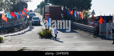 Foto Fabio Sasso/Lapresse cronaca 31/10/2020 Napoli,la fabbrica della Whirpool di Ponticelli oggi chiude definitivamente e si riunisce in assemblea permanente occupant la fabbrica assieme ai cittadini e politiNella foto gli operai davanti alla fabbrica Banque D'Images