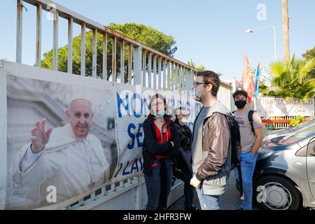 Foto Fabio Sasso/Lapresse cronaca 31/10/2020 Napoli,la fabbrica della Whirpool di Ponticelli oggi chiude definitivamente e si riunisce in assemblea permanente occupant la fabbrica assieme ai cittadini e politiNella foto gli operai davanti alla fabbrica Banque D'Images