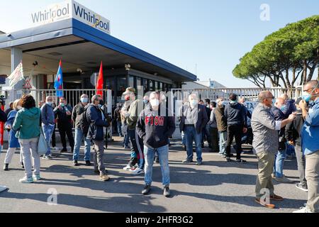 Foto Fabio Sasso/Lapresse cronaca 31/10/2020 Napoli,la fabbrica della Whirpool di Ponticelli oggi chiude definitivamente e si riunisce in assemblea permanente occupant la fabbrica assieme ai cittadini e politiNella foto gli operai davanti alla fabbrica Banque D'Images