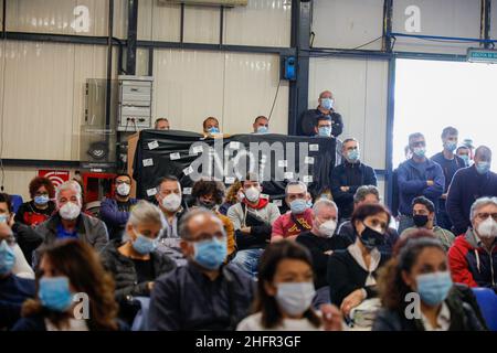 Foto Fabio Sasso/Lapresse cronaca 31/10/2020 Napoli,la fabbrica della Whirpool di Ponticelli oggi chiude definitivamente e si riunisce in assemblea permanente occupant la fabbrica assieme ai cittadini e policiNella foto gli operai all'interno della fabbrica Banque D'Images