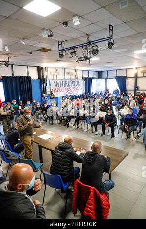 Foto Fabio Sasso/Lapresse cronaca 31/10/2020 Napoli,la fabbrica della Whirpool di Ponticelli oggi chiude definitivamente e si riunisce in assemblea permanente occupant la fabbrica assieme ai cittadini e policiNella foto gli operai all'interno della fabbrica Banque D'Images