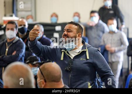 Foto Fabio Sasso/Lapresse cronaca 31/10/2020 Napoli,la fabbrica della Whirpool di Ponticelli oggi chiude definitivamente e si riunisce in assemblea permanente occupant la fabbrica assieme ai cittadini e policiNella foto gli operai all'interno della fabbrica Banque D'Images