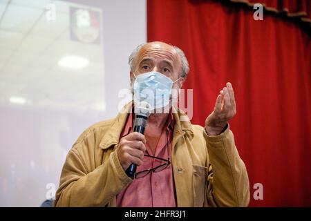 Foto Fabio Sasso/Lapresse 31/10/2020 Napoli, la fabbrica della Whirpool di Ponticelli oggi chiude definitivamente e si riunisce in assemblea permanente occupant la fabbrica assiai cittadini e politici.En foto: ferrero segretario rifondazione comunista Banque D'Images