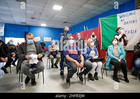 Foto Fabio Sasso/Lapresse 31/10/2020 Napoli, la fabbrica della Whirpool di Ponticelli oggi chiude definitivamente e si riunisce in assemblea permanente occupant la fabbrica assiai cittadini e politici.En foto: il sindaco di Napoli luigi de Magistris Banque D'Images