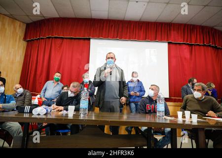 Foto Fabio Sasso/Lapresse 31/10/2020 Napoli, la fabbrica della Whirpool di Ponticelli oggi chiude definitivamente e si riunisce in assemblea permanente occupant la fabbrica assiai cittadini e politici.En foto: il sindaco di Napoli luigi de Magistris Banque D'Images