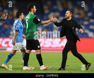 Alessandro Garofalo/Lapresse 01 novembre 2020 Naples, Italie football sportif Napoli vs Sassuolo - Championnat italien de football League A TIM 2020/2021 - Stade San Paolo.Dans le pic: Roberto de Zerbi entraîneur Sassuolo, Kaan Ayhan Sassuolo Banque D'Images