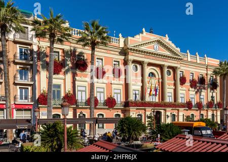 Murcia, Espagne - 27 décembre 2021 : vue sur l'hôtel de ville de Murcia dans le vieux centre-ville Banque D'Images