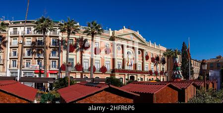 Murcia, Espagne - 27 décembre 2021 : vue sur l'hôtel de ville de Murcia dans le vieux centre-ville Banque D'Images