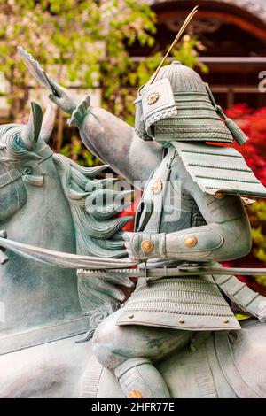 Statue au temple de Kumagai Naozane de Suma Dera en agitant son ventilateur au (invisible) Taira no Atsumori au début de leur duel dans la guerre de genpei au Japon. Banque D'Images