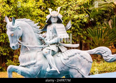 Statue au temple de Suma Dera de Taira no Atsumori étant surpris par Kumagai Naozane au début de leur droite dans la guerre de Genpai au Japon. Banque D'Images