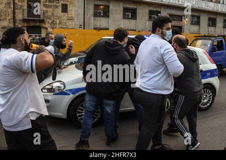 Lavoratori, piccoli imprenditori e militanti di Forza Nuova manifeste, con blocchi stradali. A Palermo, davanti la sede della Presidenza della Regione Siciliana, Palazzo d'Orléans, contro il DPCM e le misure anit-covid che hanno costretto motte attivit et regione Siciliana, Palazzo d'Orléans, Contro e lavere e n° xe0.Palerme, 06 novembre 2020.Lapresse / Francesco Militello Mirto Banque D'Images