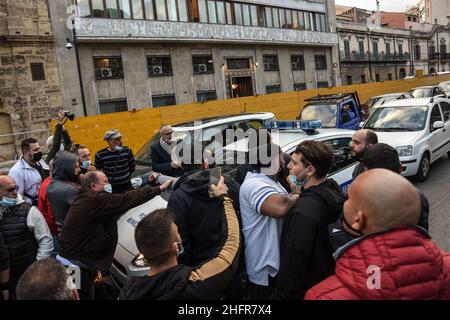 Lavoratori, piccoli imprenditori e militanti di Forza Nuova manifeste, con blocchi stradali. A Palermo, davanti la sede della Presidenza della Regione Siciliana, Palazzo d'Orléans, contro il DPCM e le misure anit-covid che hanno costretto motte attivit et regione Siciliana, Palazzo d'Orléans, Contro e lavere e n° xe0.Palerme, 06 novembre 2020.Lapresse / Francesco Militello Mirto Banque D'Images