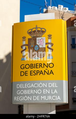 Murcia, Espagne - 27 décembre 2021 : vue verticale du signe du gouvernement espagnol à Murcia Banque D'Images