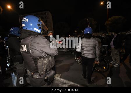 Poliziotti dans tenuta anti-sommossa dans Viale Regione Siciliana, a Palermo, durante una protesta organizata da alcuni lavoratori e militanti di Forza Nuova.Palerme, 06 novembre 2020.Lapresse / Francesco Militello Mirto Banque D'Images