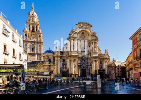 Murcia, Espagne - 27 décembre 2021 : vue sur la cathédrale et la place du centre de Murcia Banque D'Images