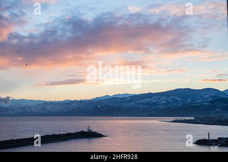 Vue côtière avec balises à l'entrée du petit port de pêche d'Arakli, Trabzon, Turquie.Côte de la mer Noire le matin Banque D'Images