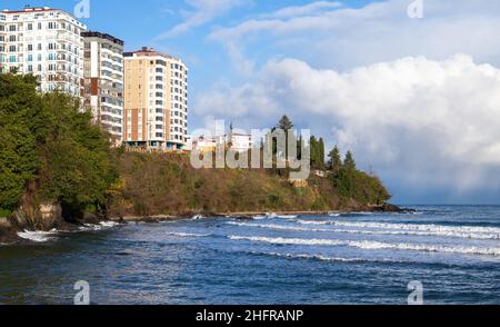 Vue sur la côte d'Arakli, Trabzon, Turquie.Des bâtiments modernes se trouvent sur la côte de la mer Noire, le matin, sous le soleil Banque D'Images