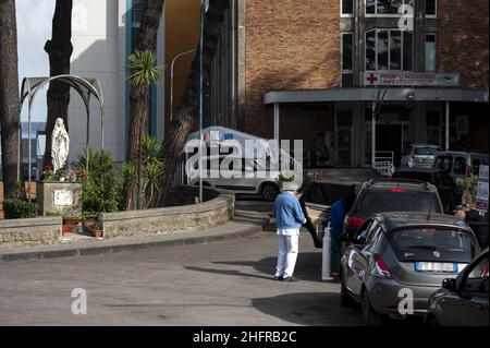 Valeria Ferraro /Lapresse news 14 novembre 2020 Naples Italie vue de l'extérieur du parking de l'hôpital Cotugno.Les personnes avec le suspect Covid-19 reçoivent de l'aide pour l'oxygène dans les voitures de stationnement et à l'extérieur des hôpitaux. Banque D'Images