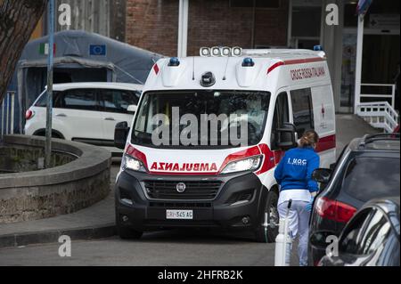 Foto Valeria Ferraro /LaPressecronaca14-11-2020 Napoli coronavirus, lunghe file di auto fuori dall'ospedale Cotugno di NapoliPhoto Valeria Ferraro /LaPressenewsNovember 14, 2020 Napoli une ambulance vu en quittant l'hôpital.Les personnes avec le suspect Covid-19 reçoivent de l'aide pour l'oxygène dans les voitures de stationnement et à l'extérieur des hôpitaux. Banque D'Images