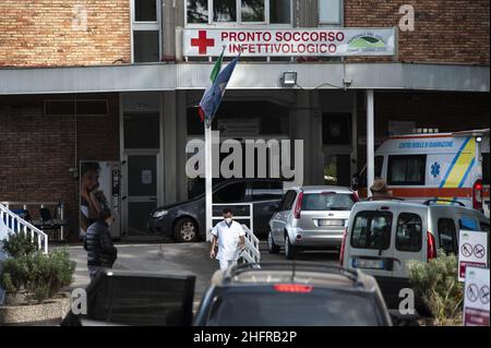 Valeria Ferraro /Lapresse news 14 novembre 2020 Naples Italie Un médecin vu en marchant dans le parc.Les personnes avec le suspect Covid-19 reçoivent de l'aide pour l'oxygène dans les voitures de stationnement et à l'extérieur des hôpitaux. Banque D'Images