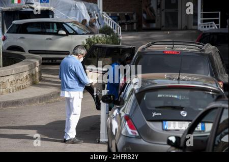 Valeria Ferraro /Lapresse news 14 novembre 2020 Naples Italie les travailleurs de l'hôpital ont vu vérifier une patience dans la voiture.Les personnes avec le suspect Covid-19 reçoivent de l'aide pour l'oxygène dans les voitures de stationnement et à l'extérieur des hôpitaux. Banque D'Images