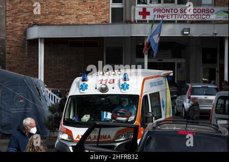 Valeria Ferraro /Lapresse news 14 novembre 2020 Naples Italie une ambulance vu en quittant le parc bondé.Les personnes avec le suspect Covid-19 reçoivent de l'aide pour l'oxygène dans les voitures de stationnement et à l'extérieur des hôpitaux. Banque D'Images