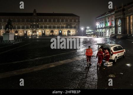 Valeria Ferraro /Lapresse news 14 novembre 2020 Naples ItalyVolontaires vus sur la Piazza Plebiscito.Une équipe de la Croix-Rouge italienne de Naples aide les sans-abri la nuit à leur fournir de la nourriture et des robes.À la suite de l'épidémie de coronavirus et du couvre-feu récent la nuit, l'état de ceux qui vivent dans les rues s'est aggravé; par conséquent, l'assistance de la Croix-Rouge italienne dans toute la ville fournit une aide inestimable. Banque D'Images