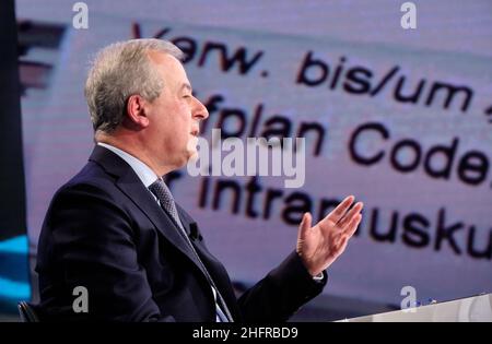 Mauro Scrobogna /Lapresse 15 novembre 2020 et#xA0; Rome, Italie nouvelles RAI - diffusé en mezz&#x2019;ora+ dans la photo: Franco Locatelli, président du Conseil supérieur de la Santé. Banque D'Images