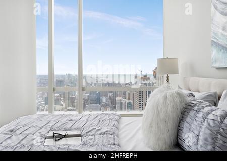 Chambre Penthouse de luxe avec vue sur la ville et le lac depuis les baies vitrées.Décoration intérieure élégante.Moderne et contemporain Banque D'Images